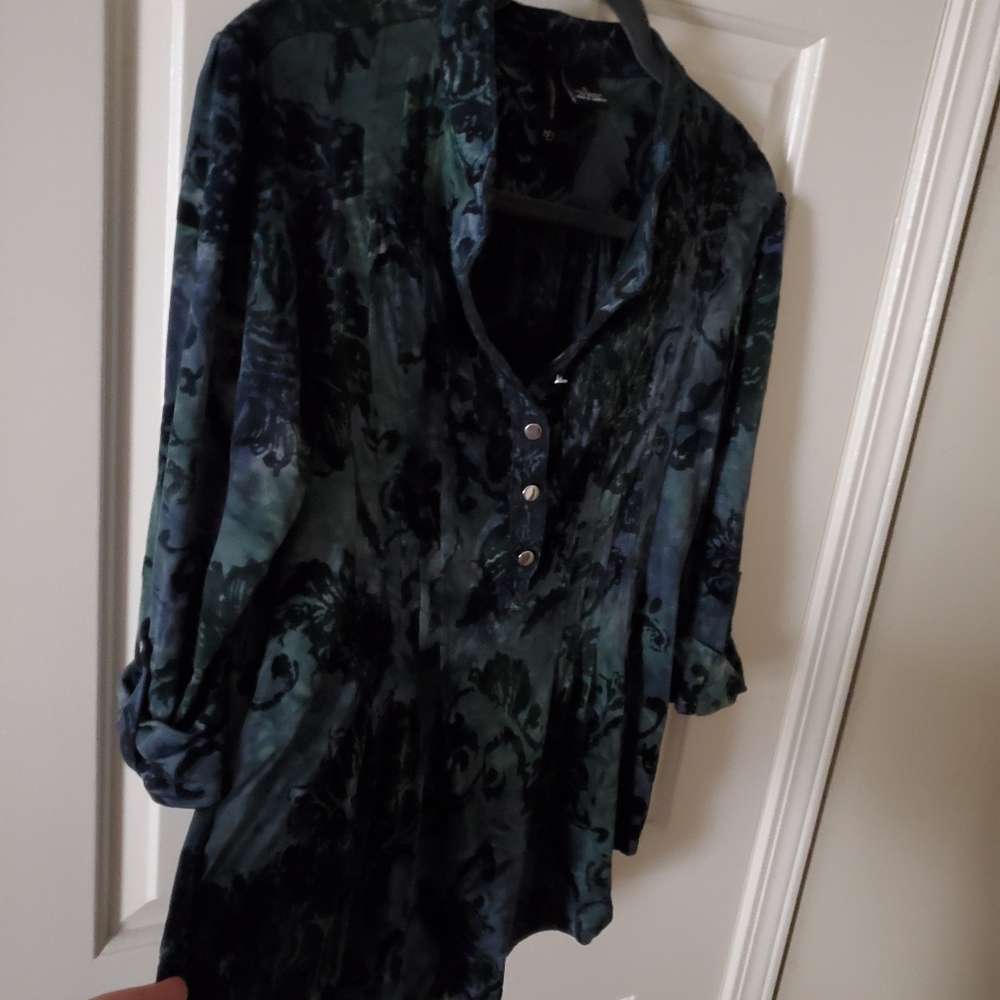 ND pleated velvety top w/silver snaps sz S